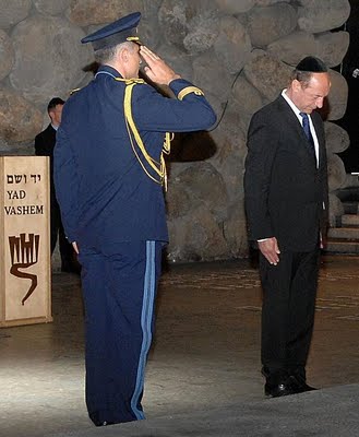 Basescu la Yad Vashem Israel
